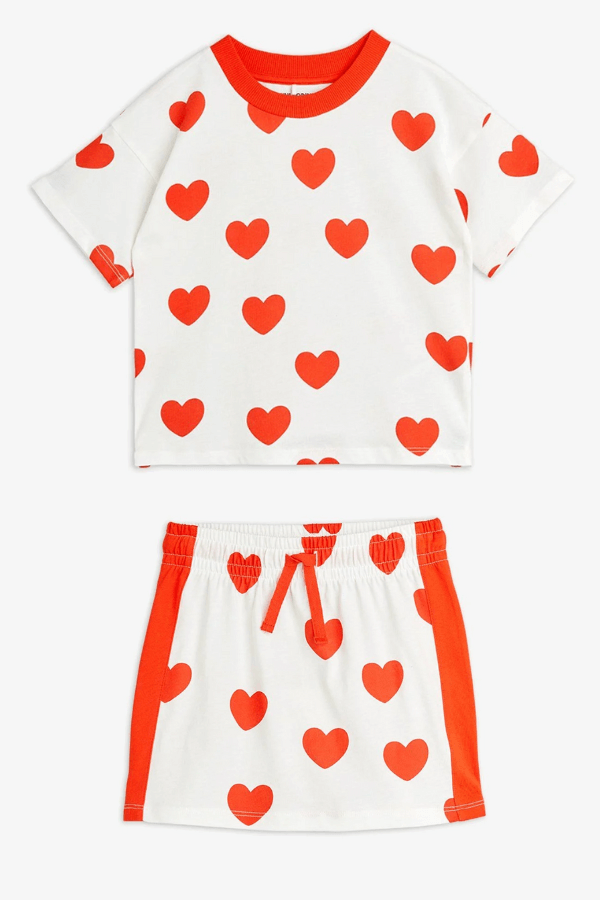 Komplet: biały w czerwone serduszka t-shirt i spódniczka, wyprzedaż Mini Rodini, lato 2025.