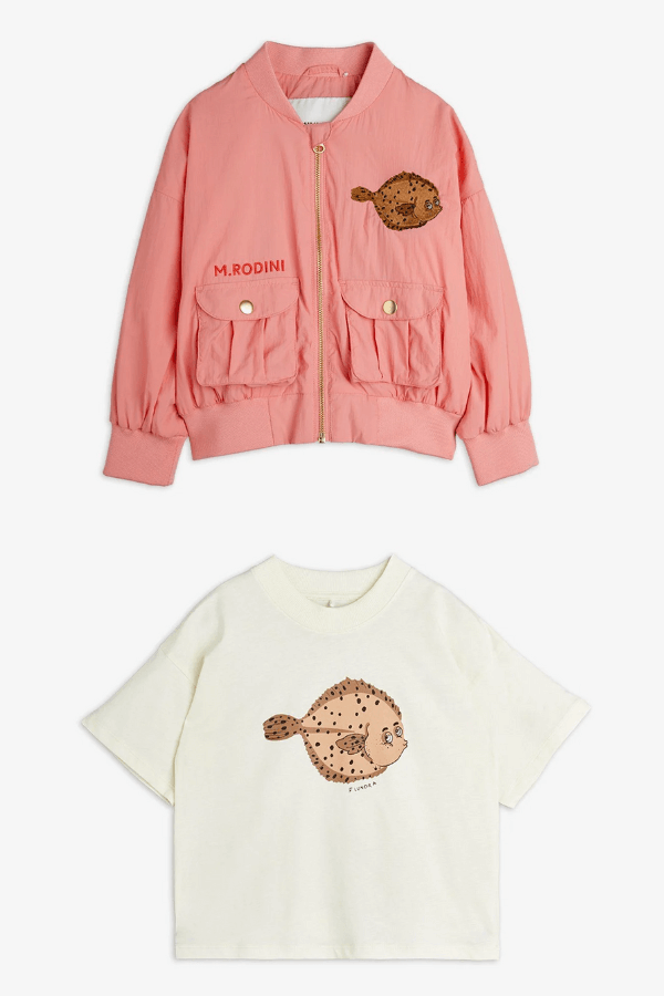 Różowa kurtka dla dzieci z nadrukiem ryby-flądry oraz biała koszulka z flądrą. Wyprzedaż 2025.