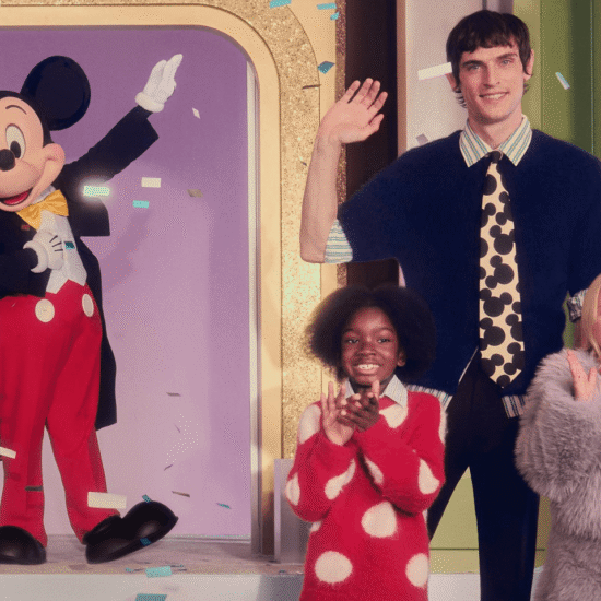 Myszka Miki i mężczyzna z dziećmi w ubraniach inspirowanych bajkami Disneya.