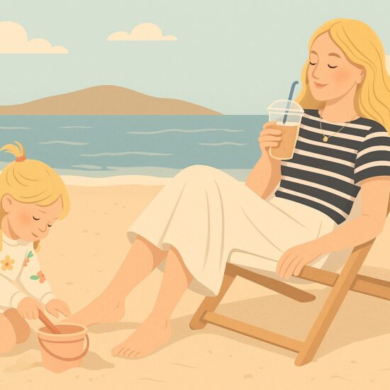 Kos z dzieckiem. Mama pije kawę, a dziewczynka bawi się w piasku.