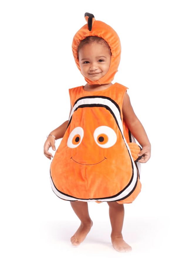 Dziewczynka w stroju rybki Nemo. Kostiumy Halloween dla dzieci.