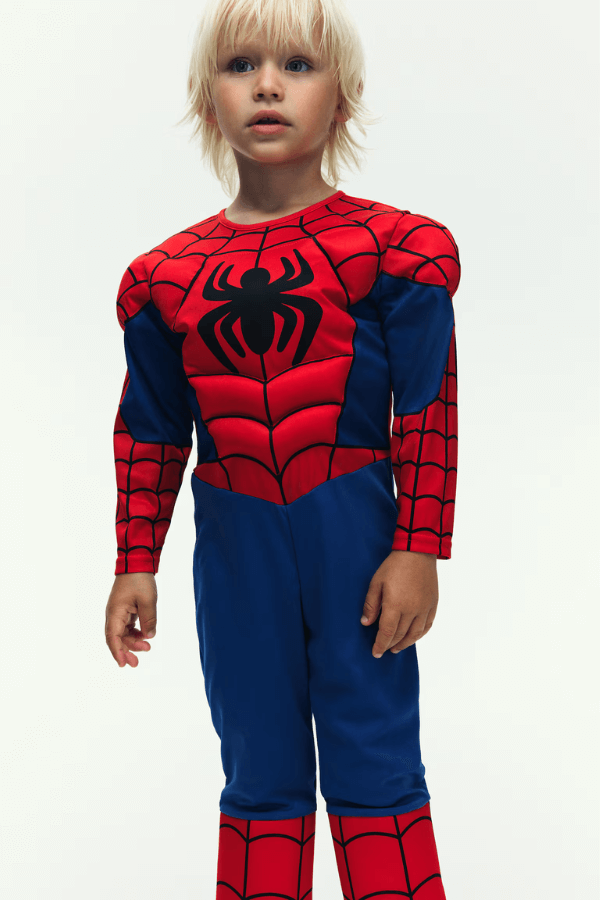 Chłopiec stoi w stroju Spidermena.