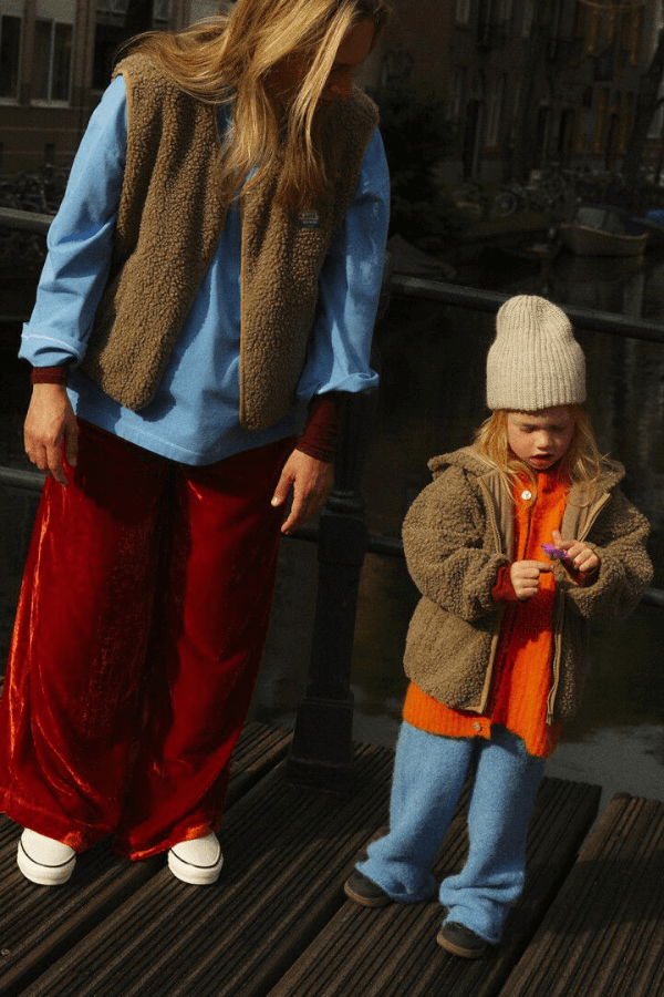 Matchy matchy w wersji American Vintage. mama i córka w kamizelce i kurteczce.