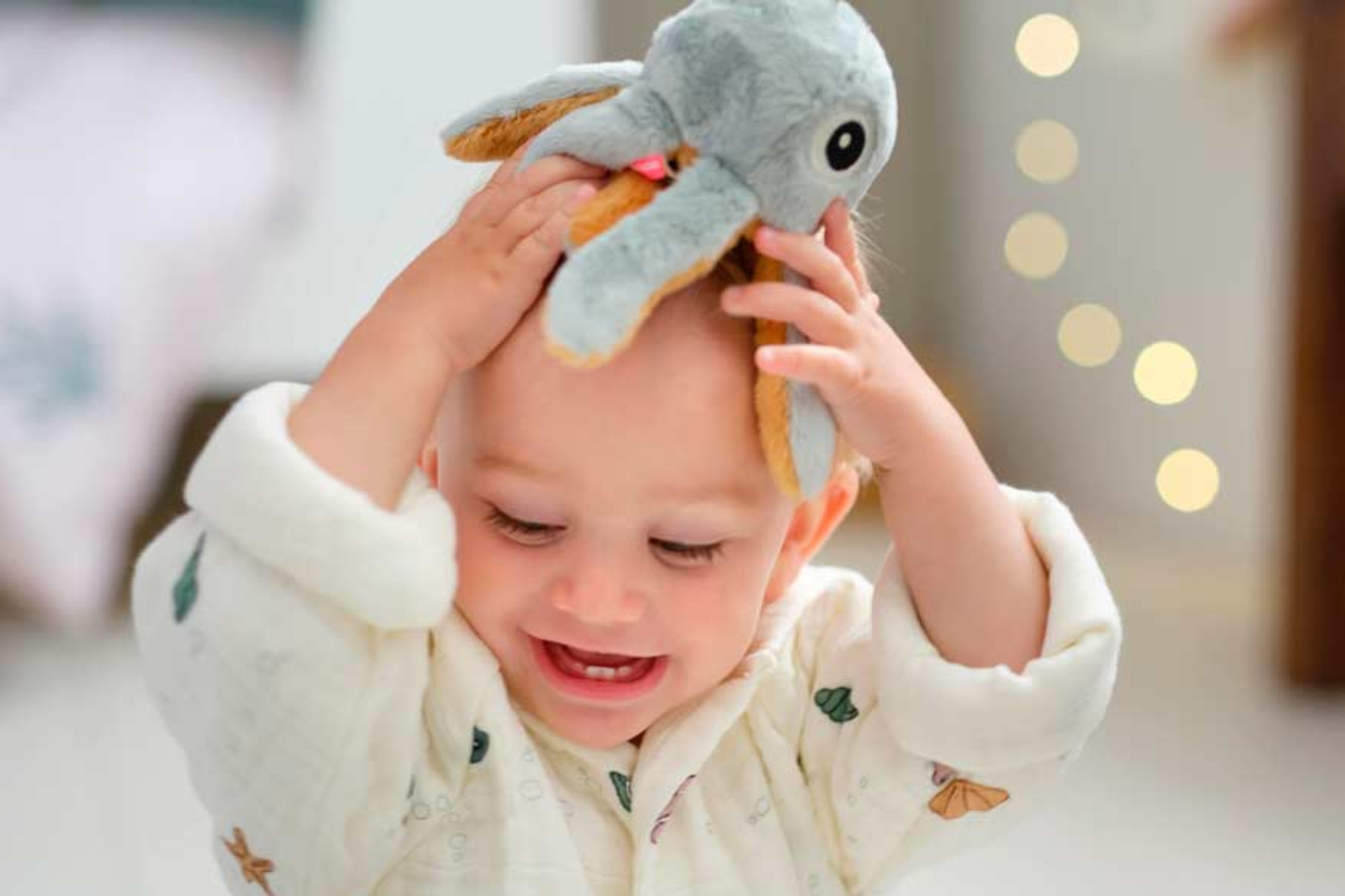 Prezentownik świąteczny dla dziecka, czyli 20 prezentów pod choinkę. Dziecko z ośmiorniczką na głowie.